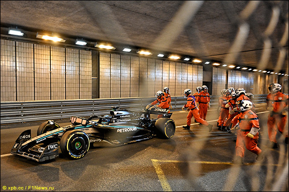 Джордж Расселл пожаловался на потерю мощности, его машина остановилась прямо в тоннеле