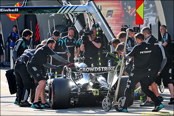 Расселл свернул в боксы, не завершив круг