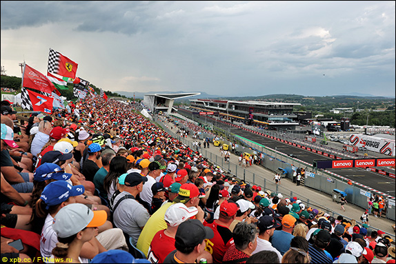 В начале квалификации трассу окружили тучи