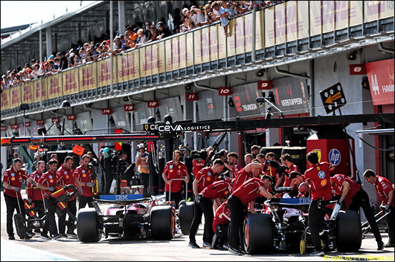Машины Ferrari закатывают в боксы