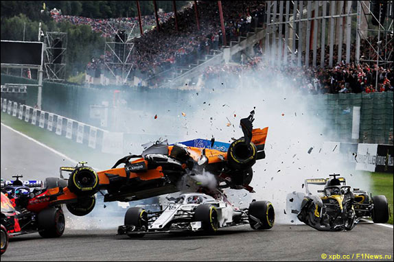 Хюлкенберг заблокировал шины и сзади врезался в Алонсо, машина испанца перелетела через Sauber Леклера