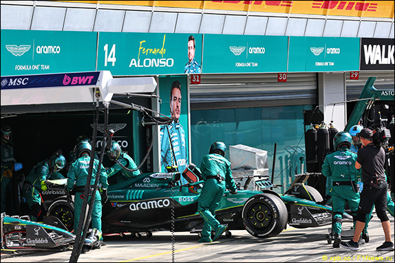 На 24-м круге Алонсо сломал подвеску при атаке поребрика, медленно доехал до боксов и сошёл с дистанции