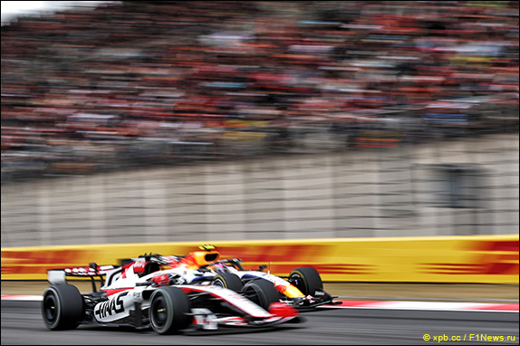 Колапинто вернулся на трассу прямо перед проезжавшим мимо Оконом, они начали борьбу за позицию – и столкнулись