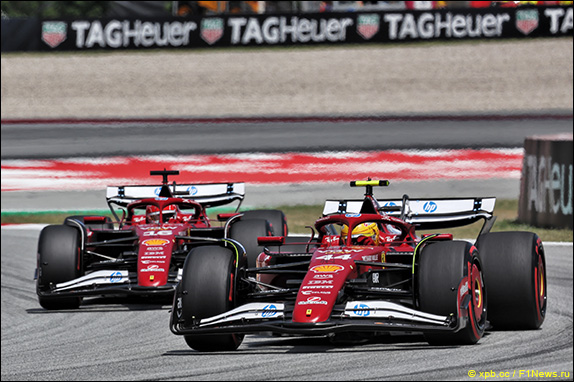 В Ferrari попросили Хэмилтона пропустить Леклера, что он и сделал на 10-м круге