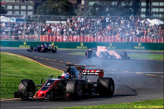 Облако дыма за машиной Грожана