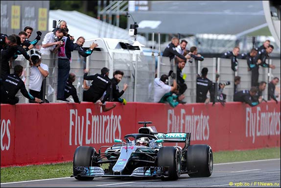 Льюис Хэмилтон выиграл гонку в Барселоне, одержав вторую победу в сезоне и 64-ю в карьере