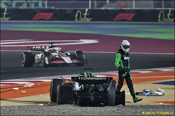 На 7-м круге Хюлкенберг и Гасли столкнулись в борьбе за позицию. Хюлкенберг разбил машину и выбыл из борьбы, а Гасли вернулся в боксы с пробитым колесом и продолжил гонку