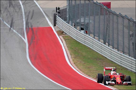 Райкконен остановил машину на выезде с пит-лейн