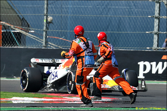 Дирекция гонки вывесила двойные жёлтые флаги и отправила маршалов убрать обломки, в итоге их едва не сбил Лиам Лоусон