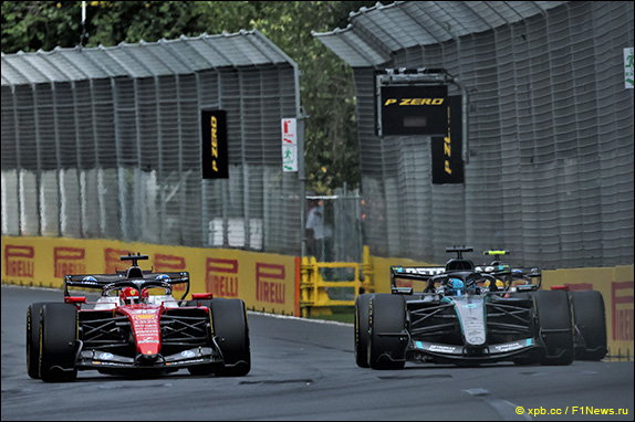 Леклер и Расселл сражаются за лидерство в гонке