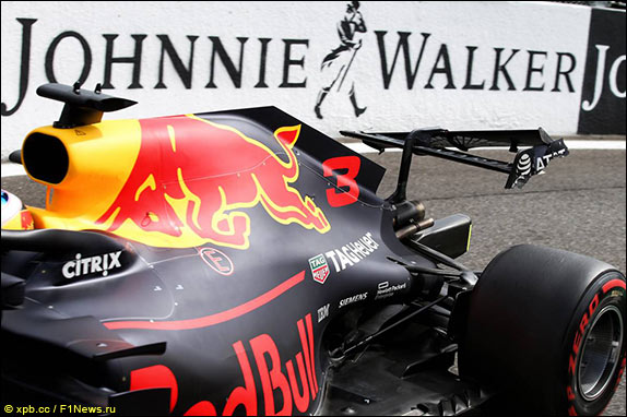 Риккардо остановил машину в боксах с разрушенным задним антикрылом