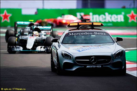 На трассе автомобиль безопасности