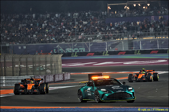 Гонщики McLaren за автомобилем безопасности