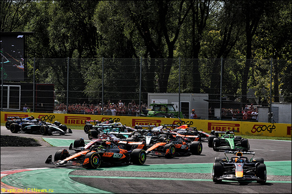 На старте Норрис атаковал Ферстаппена, но Макс выехал за пределы трассы и позицию сохранил