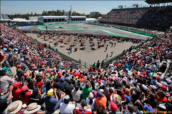 Себастьян Феттель лидирует в гонке