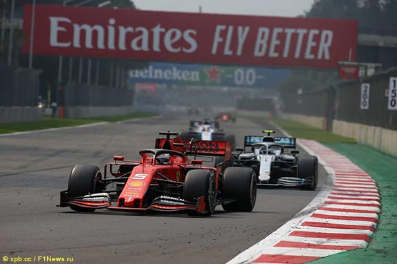 На 55-м круге Боттас сократил отставание от Феттеля, оказавшись на дистанции DRS, но разницы в скорости было недостаточно для атаки