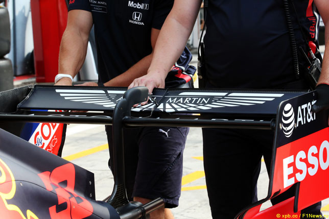 Логотипы Aston Martin на аднем антикрыле Red Bull Racing