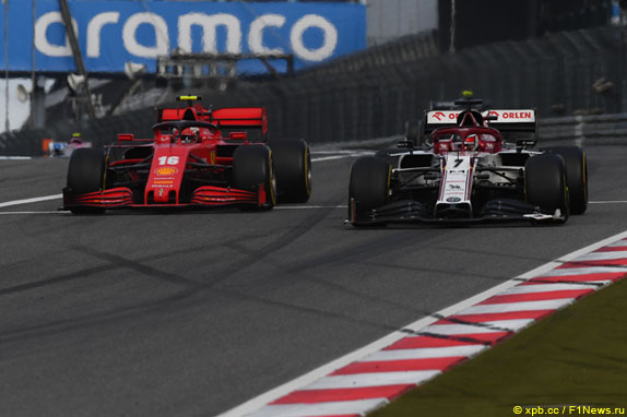 Шарль Леклер обгоняет Кими Райкконена