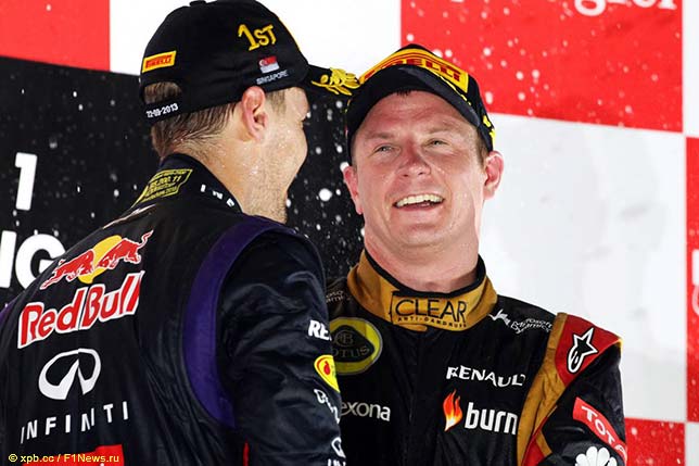 Кими Райкконен и Себастьян Феттель на подиуме Гран При Сингапура 2013 года