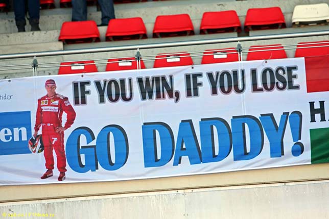 Плакат в поддержку молодого отца, Кими Райкконена, на тестах в Барселоне