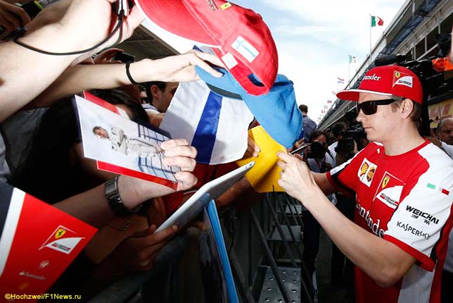 Кими Райкконен во время автограф-сессии в Барселоне