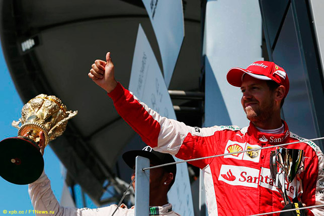 Себастьян Феттель на подиуме в Сильверстоуне