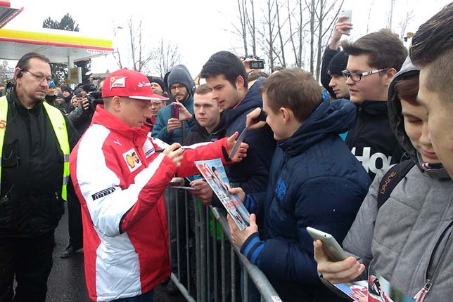 Кими Райкконен раздаёт автографы в Остраве
