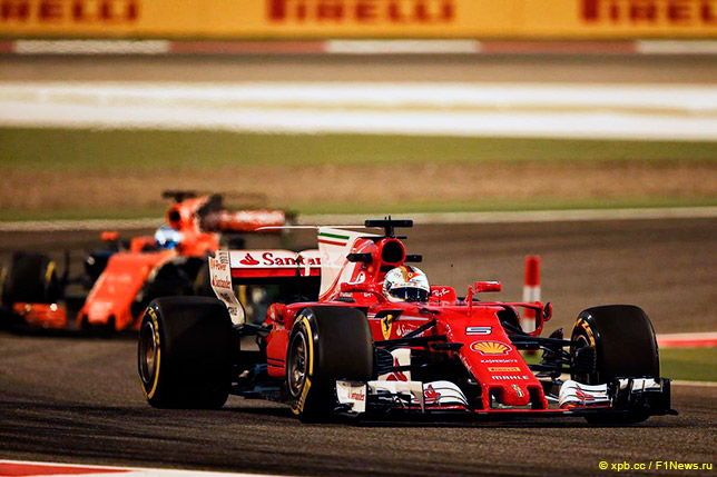 Себастьян Феттель на трассе в Бахрейне