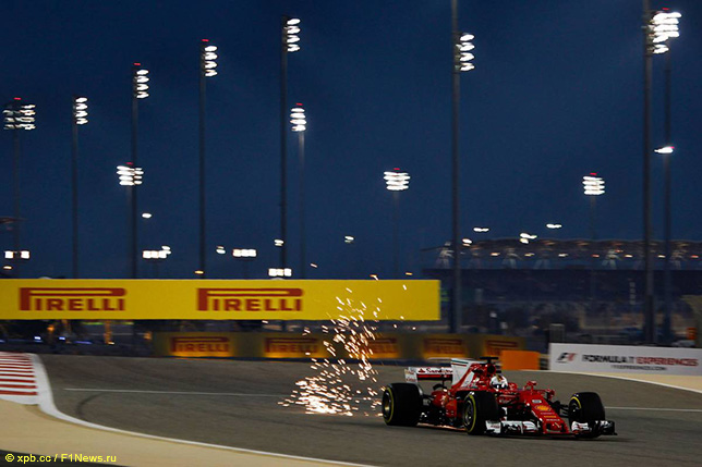 Себастьян Феттель на трассе в Бахрейне