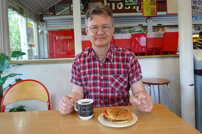 Автор готовится приступить к Боттас-бургеру, фото Алины Лось