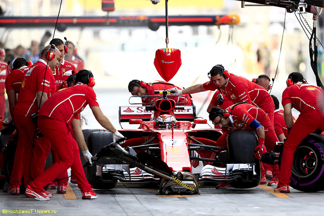 Машина Кими Райкконена в боксах Ferrari на тренировках в Абу-Даби