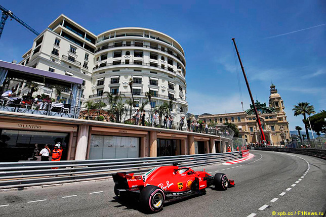 Себастьян Феттель на трассе в Монако