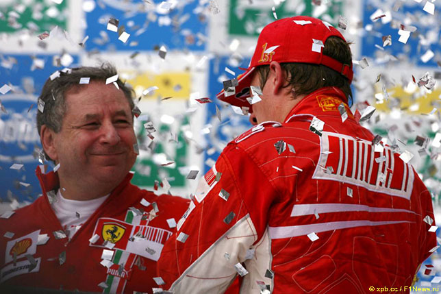 Жан Тодт поздравляет Кими Райкконена с чемпионским титулом, Гран При Бразилии 2007 года