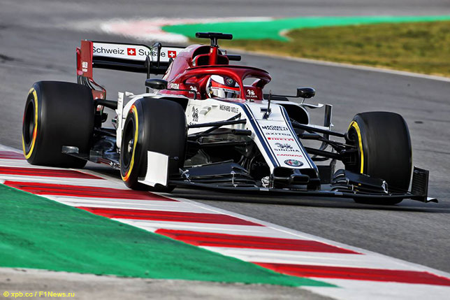 Кими Райкконен за рулём Alfa Romeo C38 на тестах в Барселоне
