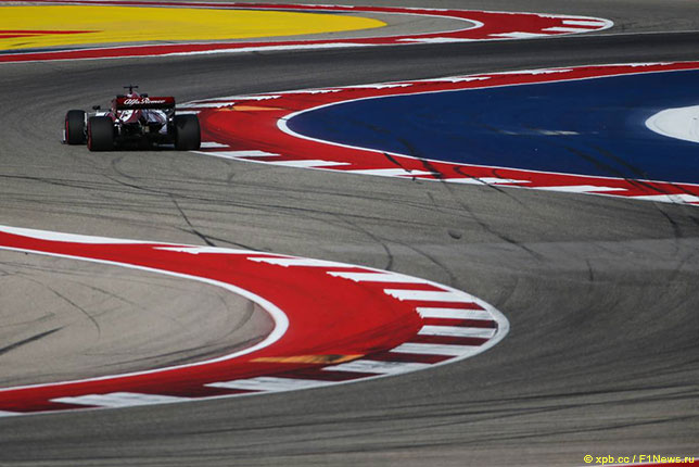 Кими Райкконен за рулём Alfa Romeo на трассе в Остине