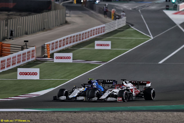 Борьба Кими Райкконена и Николаса Латифи