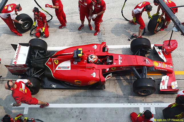Кими Райкконен в боксах Ferrari в 2014-м, в первый год турбоэры
