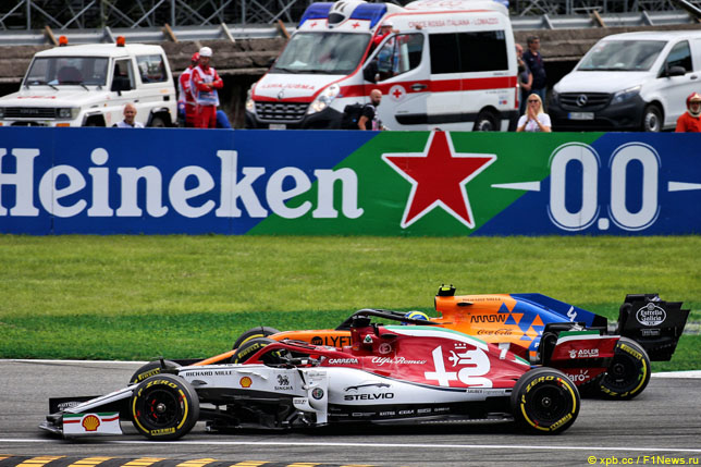 Кими Райкконен и Ландо Норрис ведут борьбу за позицию на Гран При Италии 2019 года