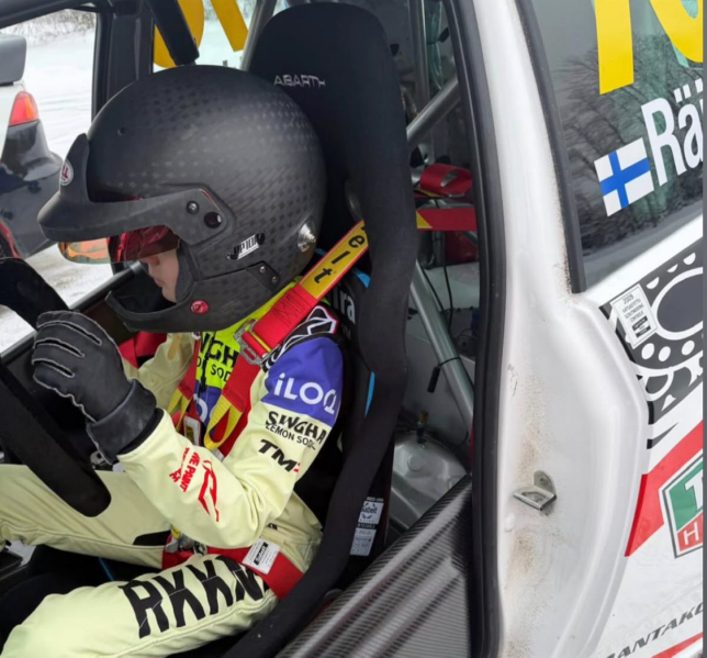 Робин Райкконен за рулём раллийной машины, фото из социальных сетей