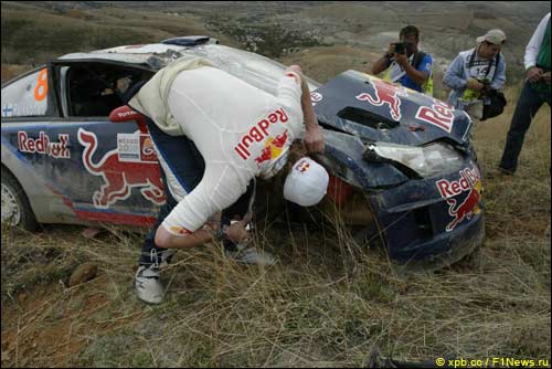 Кими Райкконен возле своего разбитого Citroen после схода с дистанции Rally Mexico