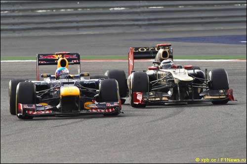 Борьба Себастьяна Феттеля и Кими Райкконена за первое место в Гран При Бахрейна