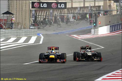 Кими Райкконен атакует Себастьяна Феттеля 