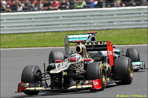 Кими Райкконен на трассе в Сильверстоуне