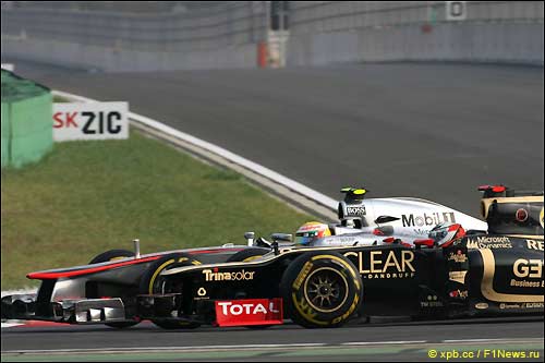 Кими Райкконен ведет борьбу с Льюисом Хэмилтоном на трассе Гран При Кореи