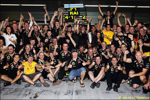 Кими Райкконен вместе с командой отмечает победу в Гран При Абу-Даби 2012