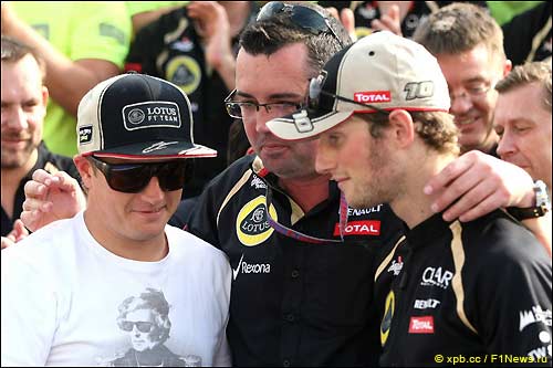 Кими Райкконен, Эрик Булье (в центре) и Роман Грожан