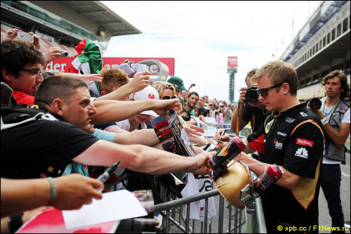 Кими Райкконе раздает автографы на встрече с болельщиками в Барселоне