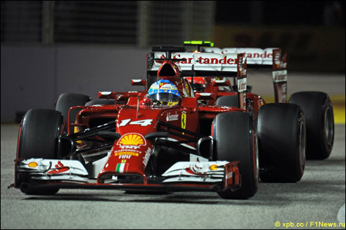 Фернандо Алонсо и Кими Райкконен в квалификации Гран При Сингапура