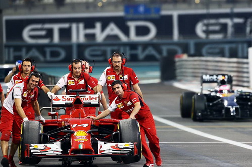 Гран При Абу Даби. Механики Ferrari возвращают в боксы машину Фернандо Алонсо