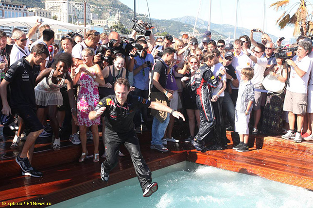 Кристиан Хорнер прыгает в бассейн на Energy Station, празднуя победу Себастьяна Феттеля в Гран При Монако, 2011 год